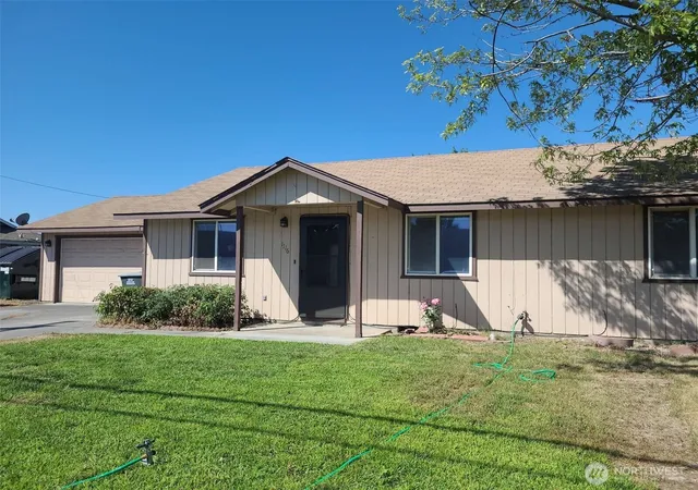 Single family home for sale at 1116 Clover Dr, Moses Lake, WA 98837 | MLS# NWM2593055