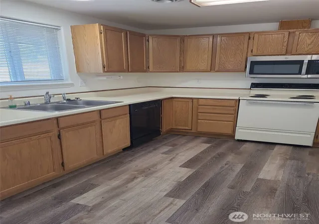 Photo 2 of Single family home for sale at 1116 Clover Dr, Moses Lake, WA 98837 | MLS# NWM2593055 | Listing updated on 2026-10-09
