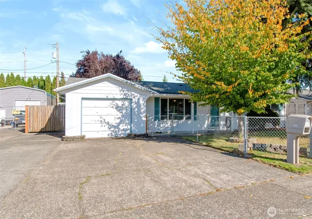 Single family home for sale at 359 Douglas St, Longview, WA 98632 | MLS# NWM2593111