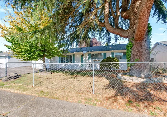 Photo 2 of Single family home for sale at 359 Douglas St, Longview, WA 98632 | MLS# NWM2593111 | Listing updated on 2026-10-15
