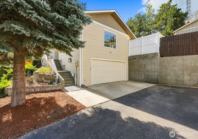 Photo 3 of Single family home for sale at 701 N Willow St, Ellensburg, WA 98926 | MLS# NWM2593175 | Listing updated on 2026-10-10