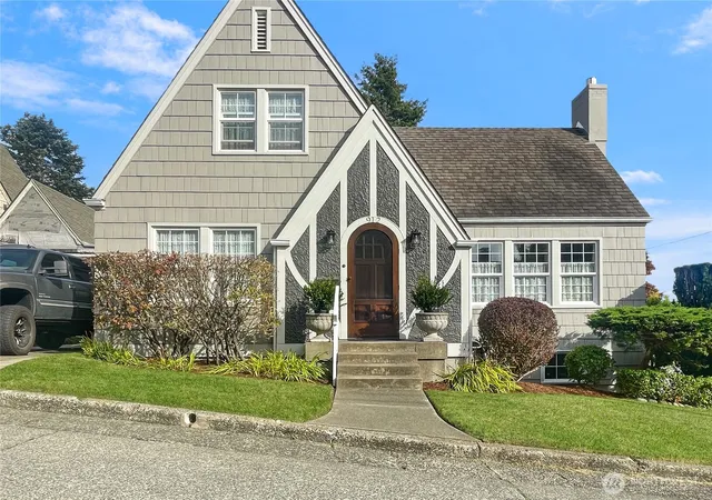 Single family home for sale at 912 N Division St, Aberdeen, WA 98520 | MLS# NWM2593286
