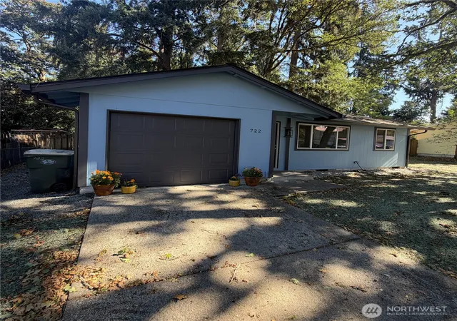 Photo 3 of Single family home for sale at 722 Oakcrest St Se, Lacey, WA 98503 | MLS# NWM2593330 | Listing updated on 2026-10-15