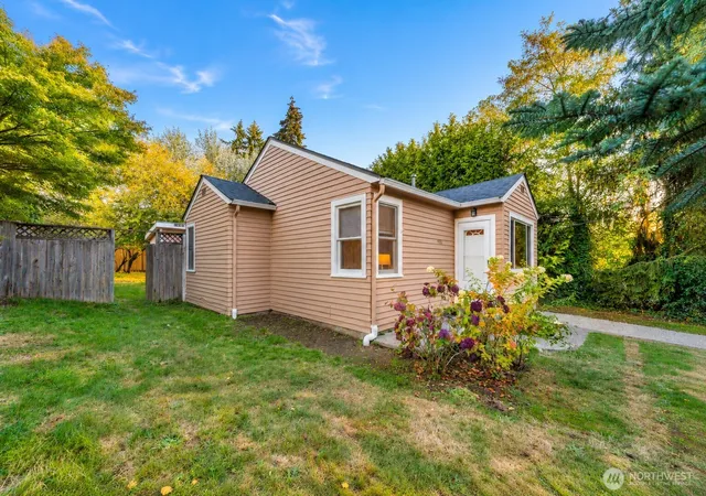Photo 2 of Single family home for sale at 5522 NE 193rd Street, Lake Forest Park, WA 98155 | MLS# NWM2593372 | Listing updated on 2026-10-19