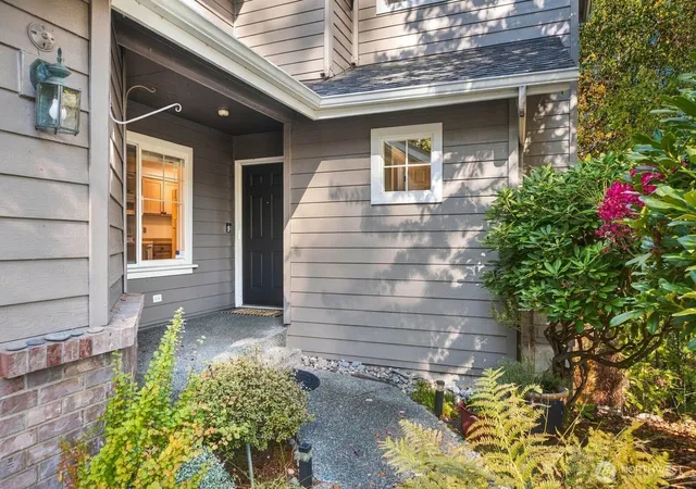 Photo 2 of Townhouse for sale at 16918 Cobblestone Dr, Lynnwood, WA 98037 | MLS# NWM2593495 | Listing updated on 2026-10-14