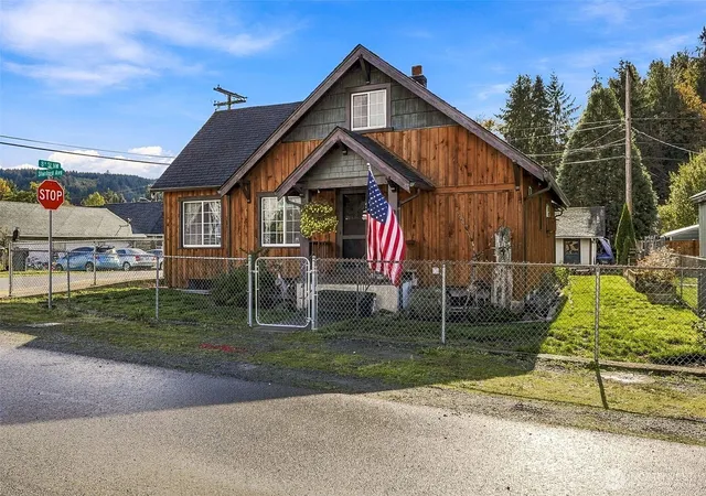 Photo 1 of Single family home for sale at 300 Standford Ave, Carbonado, WA 98323 | MLS# NWM2593540 | Listing updated on 2026-10-18