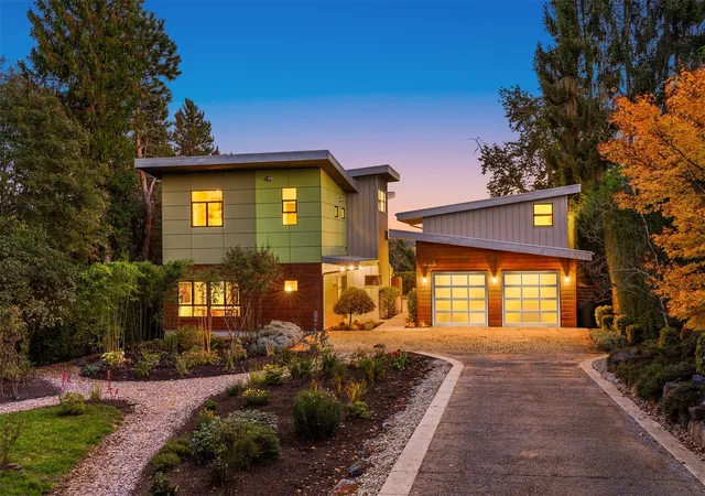 Photo 4 of Single family home for sale at 435 16th Lane, Kirkland, WA 98033 | MLS# NWM2593600 | Listing updated on 2026-10-26