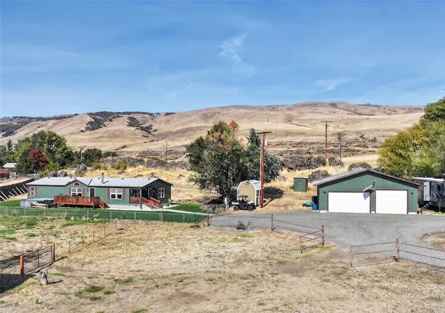 Photo 1 of Manufactured home for sale at 7 Grandview Dr, Lyle, WA 98635 | MLS# NWM2593650 | Listing updated on 2026-10-21