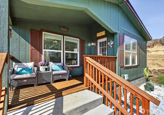 Photo 3 of Manufactured home for sale at 7 Grandview Dr, Lyle, WA 98635 | MLS# NWM2593650 | Listing updated on 2026-10-21