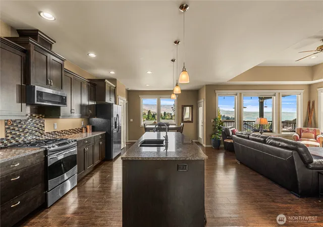 Photo 4 of Single family home for sale at 340 Laurie Dr, Wenatchee, WA 98801 | MLS# NWM2593724 | Listing updated on 2026-10-17