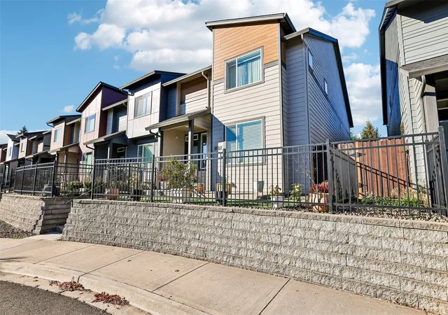 Photo 3 of Townhouse for sale at 11927 Ne 109th Way, Vancouver, WA 98662 | MLS# NWM2593792 | Listing updated on 2026-10-24