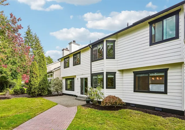 Photo 2 of Single family home for sale at 811 SW 328th Court, Federal Way, WA 98023 | MLS# NWM2593798 | Listing updated on 2026-10-16