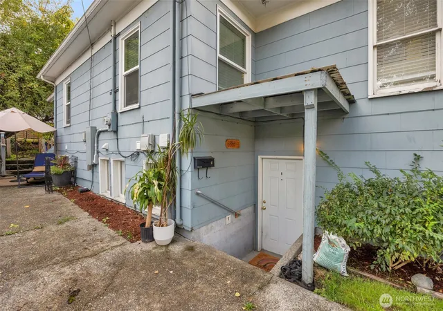 Photo 3 of Single family home for sale at 3852 Courtland Pl S, Seattle, WA 98118 | MLS# NWM2593836 | Listing updated on 2026-10-13