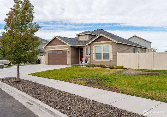 Photo 2 of Single family home for sale at 4700 W Hawk St, Moses Lake, WA 98837 | MLS# NWM2593838 | Listing updated on 2026-10-13