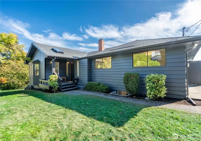 Photo 2 of Single family home for sale at 21304 5th Avenue S, Des Moines, WA 98198 | MLS# NWM2593842 | Listing updated on 2026-10-15