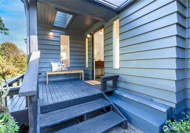 Photo 3 of Single family home for sale at 21304 5th Avenue S, Des Moines, WA 98198 | MLS# NWM2593842 | Listing updated on 2026-10-15