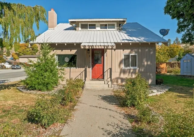 Photo 3 of Single family home for sale at 405 E Nixon Ave, Chelan, WA 98816 | MLS# NWM2593848 | Listing updated on 2026-10-22