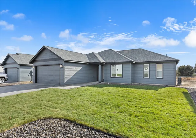 Photo 2 of Sale Pending at 219 Poplar St Ne, Royal City, WA 99357 | MLS# NWM2593943 | Listing updated on 2026-10-26