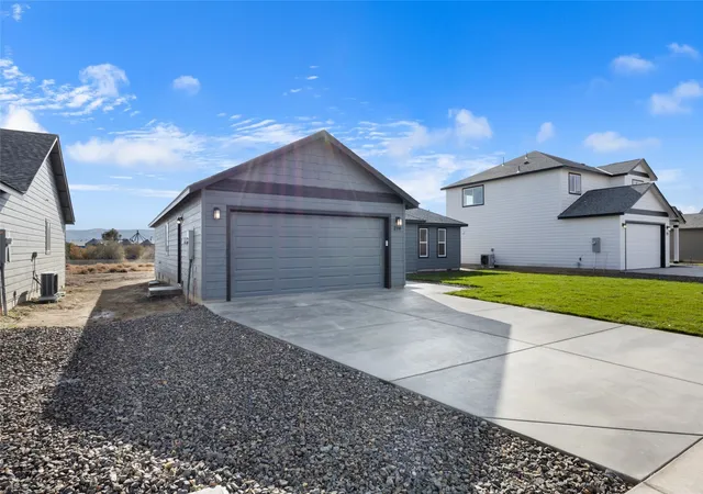 Photo 3 of Sale Pending at 219 Poplar St Ne, Royal City, WA 99357 | MLS# NWM2593943 | Listing updated on 2026-10-26