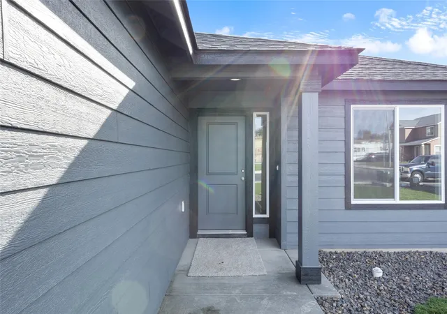 Photo 3 of Sale Pending at 219 Poplar St NE, Royal City, WA 99357 | MLS# NWM2593943 | Listing updated on 2026-10-26