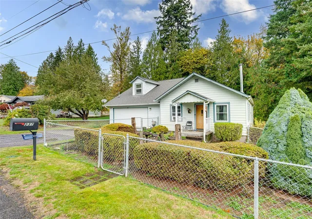 Photo 1 of Single family home for sale at 237 Crescent Dr, Kelso, WA 98626 | MLS# NWM2593950 | Listing updated on 2026-10-30