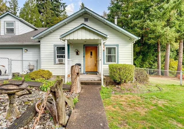 Photo 2 of Single family home for sale at 237 Crescent Dr, Kelso, WA 98626 | MLS# NWM2593950 | Listing updated on 2026-10-30