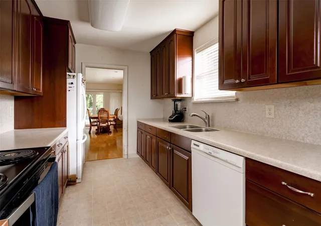 Photo 4 of Single family home for sale at 237 Crescent Dr, Kelso, WA 98626 | MLS# NWM2593950 | Listing updated on 2026-10-30