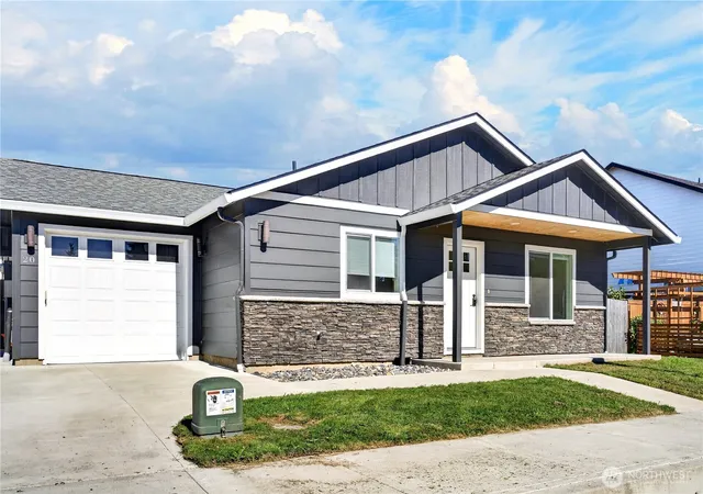 Photo 2 of Single family home for sale at 20 SE Scotton Way, Battle Ground, WA 98604 | MLS# NWM2593954 | Listing updated on 2026-10-22