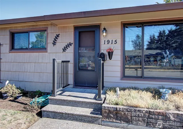 Photo 3 of Single family home for sale at 1915 General Anderson Ave, Vancouver, WA 98661 | MLS# NWM2593957 | Listing updated on 2026-10-16