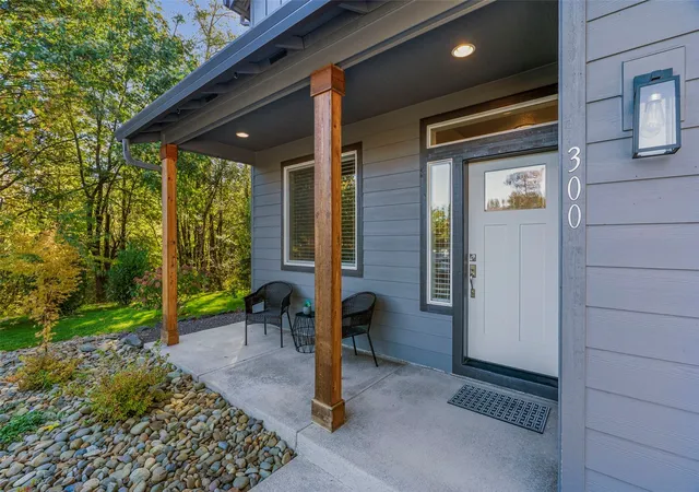Photo 3 of Single family home for sale at 300 Shoreview Dr, Kelso, WA 98626 | MLS# NWM2593962 | Listing updated on 2026-10-26