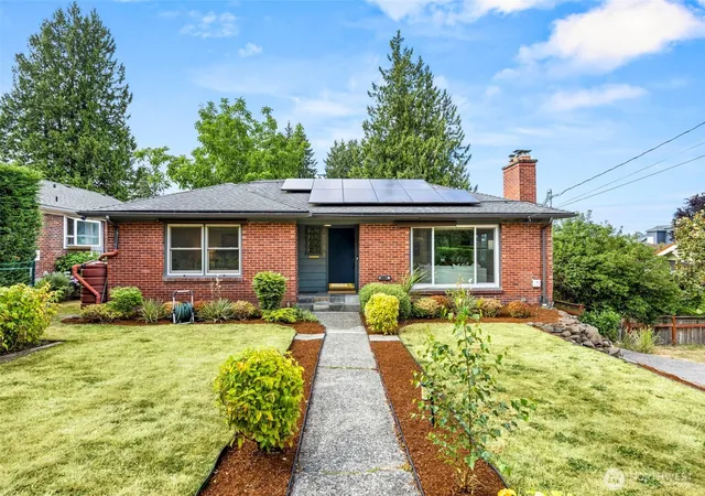 Photo 3 of Single family home for sale at 4908 S Snoqualmie St, Seattle, WA 98118 | MLS# NWM2593970 | Listing updated on 2026-10-22