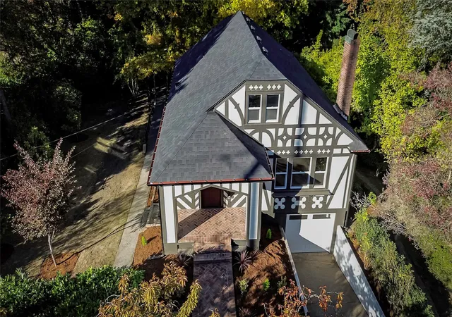 Photo 3 of Single family home for sale at 702 11th Avenue SE, Olympia, WA 98501 | MLS# NWM2593997 | Listing updated on 2026-10-20