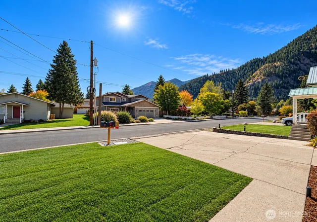 Photo 1 of Single family home for sale at 136 West St, Leavenworth, WA 98826 | MLS# NWM2594035 | Listing updated on 2026-10-14
