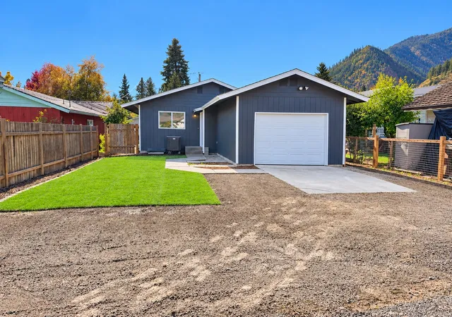 Photo 3 of Single family home for sale at 136 West St, Leavenworth, WA 98826 | MLS# NWM2594035 | Listing updated on 2026-10-26