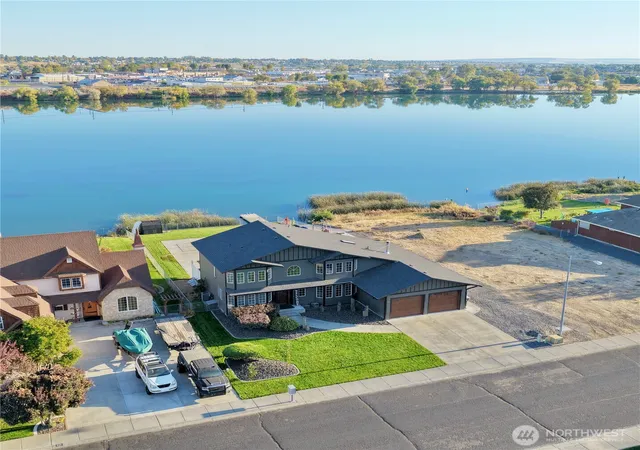 Photo 2 of Single family home for sale at 915 W Edgewater Ln, Moses Lake, WA 98837 | MLS# NWM2594072 | Listing updated on 2026-10-16