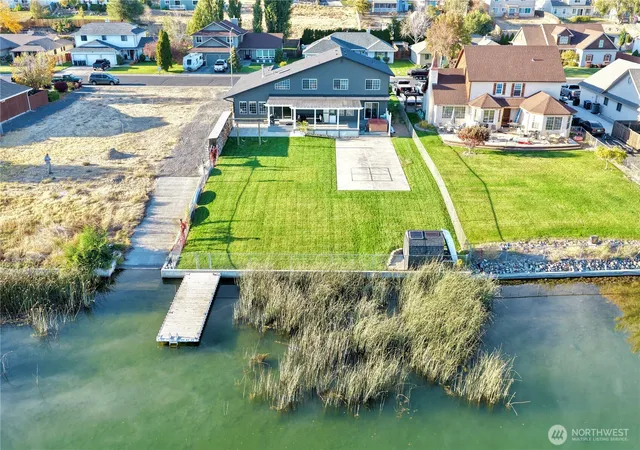Photo 3 of Single family home for sale at 915 W Edgewater Ln, Moses Lake, WA 98837 | MLS# NWM2594072 | Listing updated on 2026-10-16
