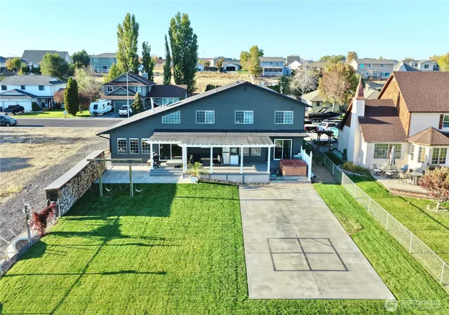 Photo 3 of Single family home for sale at 915 W Edgewater Ln, Moses Lake, WA 98837 | MLS# NWM2594072 | Listing updated on 2026-10-16