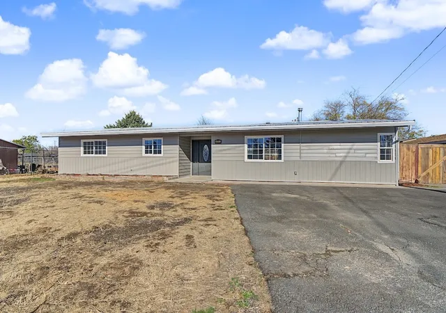 Photo 1 of Single family home for sale at 414 Biggs Rd, Moses Lake, WA 98837 | MLS# NWM2594148 | Listing updated on 2026-10-27