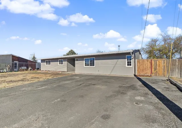 Photo 2 of Single family home for sale at 414 Biggs Rd, Moses Lake, WA 98837 | MLS# NWM2594148 | Listing updated on 2026-10-27