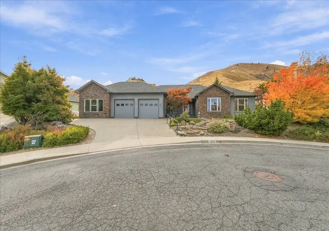 Photo 2 of Single family home for sale at 394 Lars Ln, Wenatchee, WA 98801 | MLS# NWM2594150 | Listing updated on 2026-10-22