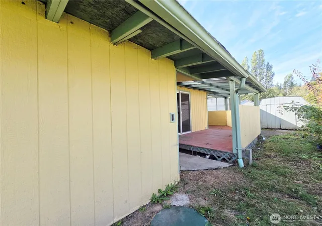 Photo 3 of Single family home for sale at 425 Sunnyhill Rd W, Bremerton, WA 98312 | MLS# NWM2594151 | Listing updated on 2026-10-19
