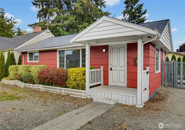 Single family home for sale at 208 M St SE, Auburn, WA 98002 | MLS# NWM2594199