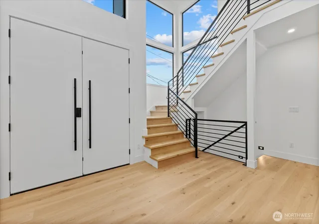 Photo 2 of Single family home for sale at 2815 W Elmore St, Seattle, WA 98199 | MLS# NWM2594238 | Listing updated on 2026-10-16