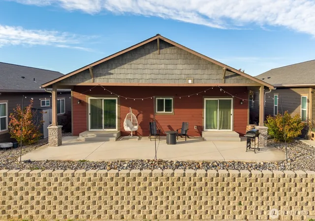 Single family home for sale at 6097 Murray Way, Moses Lake, WA 98837 | MLS# NWM2594261