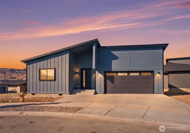 Single family home for sale at 242 NW Chinook Way, East Wenatchee, WA 98802 | MLS# NWM2594297