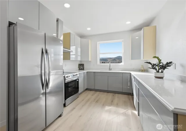 Photo 3 of Single family home for sale at 242 NW Chinook Way, East Wenatchee, WA 98802 | MLS# NWM2594297 | Listing updated on 2026-10-20