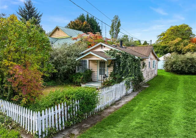 Photo 3 of Single family home for sale at 11801 40th Avenue S, Tukwila, WA 98168 | MLS# NWM2594326 | Listing updated on 2026-10-17
