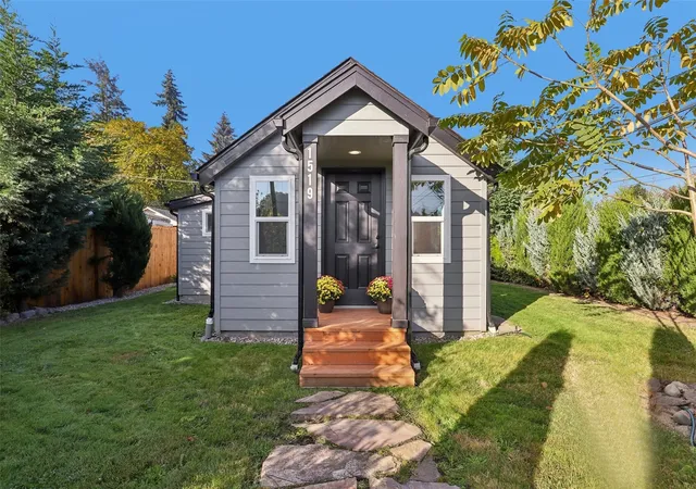 Single family home for sale at 1519 N 1st Avenue, Kelso, WA 98626 | MLS# NWM2594348