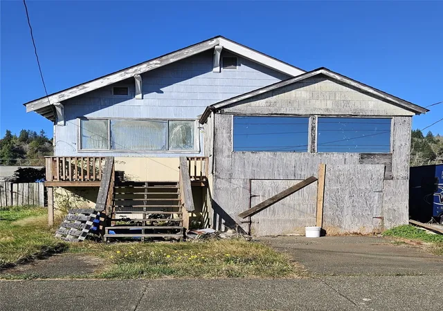Photo 1 of Single family home for sale at 2525 Pacific Ave, Hoquiam, WA 98550 | MLS# NWM2594358 | Listing updated on 2026-10-16