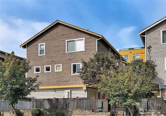 Photo 1 of Townhouse for sale at 662 Ne 40th Street, Seattle, WA 98105 | MLS# NWM2594368 | Listing updated on 2026-10-18